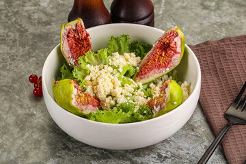 Salad with fig and sheep cheese