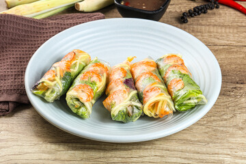 Vietnamese spring roll with prawn and mango