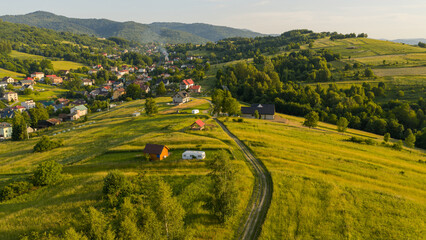 Widok z drona na Beskid Żywiecki i miejscowość Trzebinia. © Elżbieta Kaps