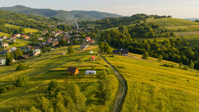 Widok z drona na Beskid Żywiecki i miejscowość Trzebinia.