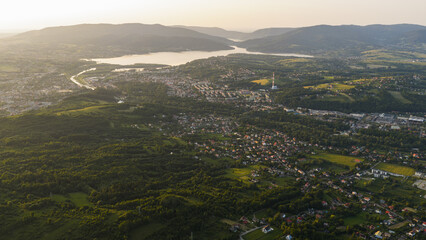 Beskid Żywiecki z drona, widok na miasto Żywiec i jezioro. © Elżbieta Kaps