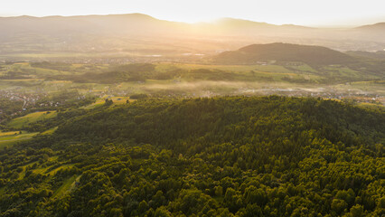 Widok z drona na Beskid Żywiecki. 