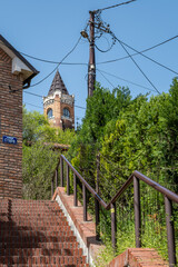 Treppenaufgang in Zemun mit Blick auf den Gardoš-Turm