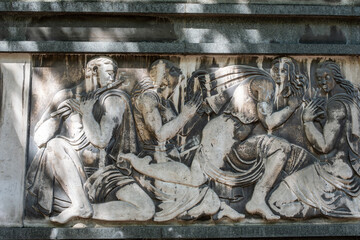 Relief antiker Szene an verwitterter Hauswand