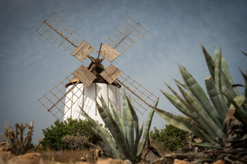 Ancien moulin à vent pour moudre le grain sur l'île de Fuerteventura en Espagne