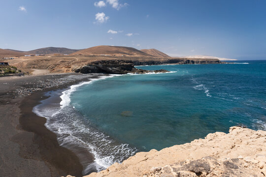 Plage de sable noir dans le village d'Ajuy sur l'&icirc;le de Fuerteventura en Espagne