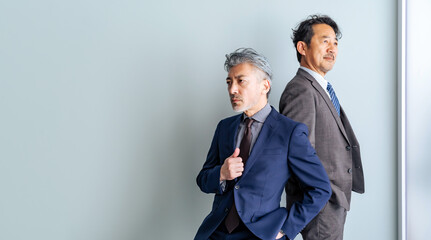 ミドルエイジ男性ビジネスパーソンのグループ