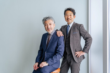 笑顔のミドルエイジ男性ビジネスパーソンのグループ