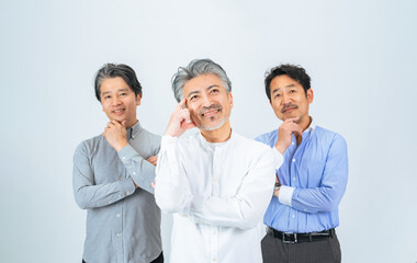 楽しそうに考えるミドルエイジ男性グループ