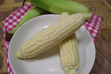 トウモロコシ、収穫のイメージ、夏野菜、白いトウモロコシの写真