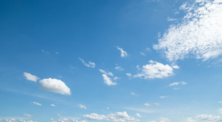the sky is bright, the fluffy white clouds are quiet.