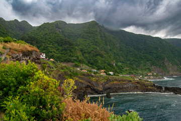 Fototapeta premium Green hill at the ocean in Madeira