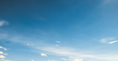 Fototapeta premium the sky is bright, the fluffy white clouds are quiet.