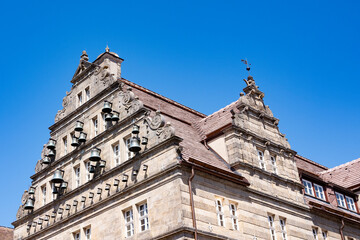 Glockenspiel an einem historischen Gebäude in Hameln