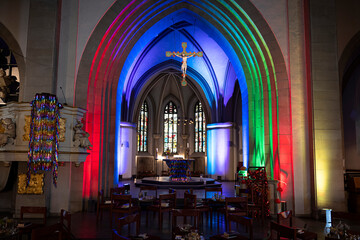 Regenbogenfarben in einer Kirche am Tag der Loveparade