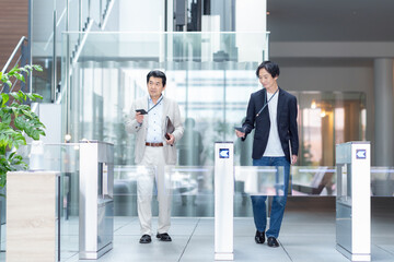 オフィスに通勤をするエンジニア　撮影協力：スカパー東京メディアセンター
