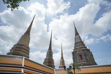 Fototapeta premium Historic Buddhist Landmark – Wat Pho Temple Landscape