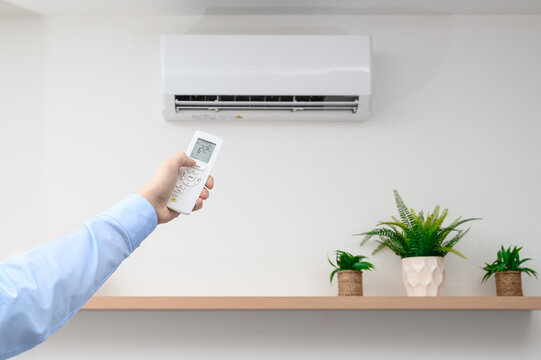 Turn on the air conditioning at home with the remote control, the device hangs on the wall