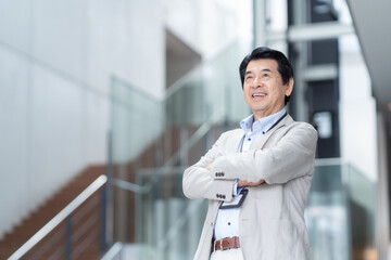 Fototapeta premium オフィスで仕事をするミドルのエンジニア 撮影協力：スカパー東京メディアセンター