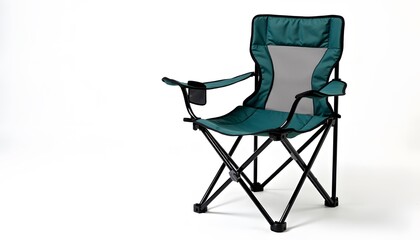 Grüner Camping-Klappstuhl mit Getränkehalter auf weißem Hintergrund
