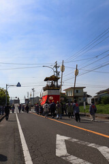 町内を練り歩く山車