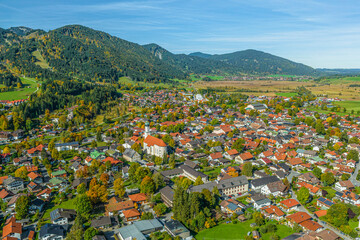 Die Festspielgemeinde Oberammergau im Naturpark Ammergauer Alpen von oben