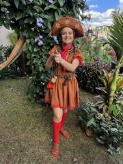 Mulher vestida de Maria bonita do cangaço nordestino no brasil, festa junina divertida celebração
