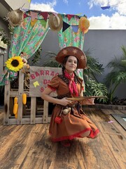 Mulher vestida de Maria bonita do cangaço nordestino no brasil, festa junina divertida celebração