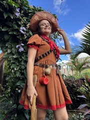 Mulher vestida de Maria bonita do cangaço nordestino no brasil, festa junina divertida celebração