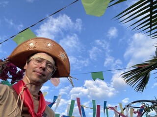 homem vestido de lampião do cangaço em festa junina 