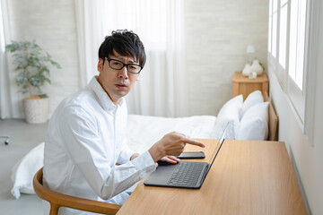 パソコンを指差す男性
