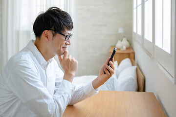 スマホを操作する男性