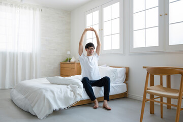 部屋でリラックスする男性