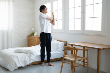 部屋でリラックスする男性