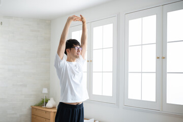 部屋でリラックスする男性