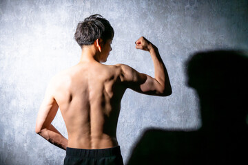 筋肉を鍛える男性