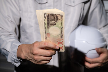 大金を持つ男性