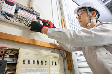 電気工事をする男性作業員