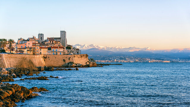 Fototapeta The coastline on the French Riviera in Antibes