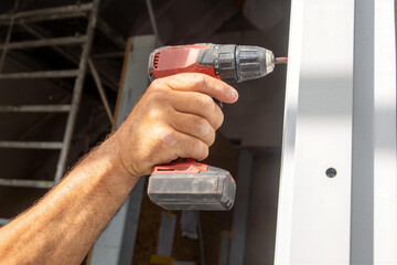 Fenstermontage: Handwerker bauen Fenster ein