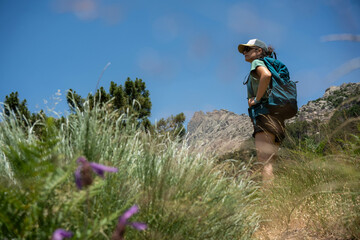 Foto de una chica caminando por Guisando, sierra de Gredos, Ávila, Castilla y León, España