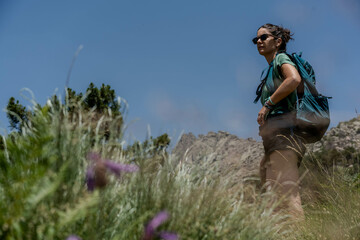 Foto de una chica caminando por Guisando, sierra de Gredos, Ávila, Castilla y León, España