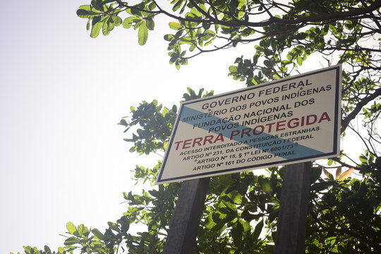 Placa do Governo Federal Brasileiro de demarca&ccedil;&atilde;o de terra  ind&iacute;gena dos povos origin&aacute;rios do Brasil