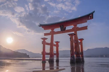 Fototapete Torii Tore 日本の広島にある宮島で見れる厳島神社と鳥居  © 聖登志 吉本
