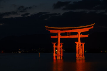 Naklejka premium 日本の広島にある宮島で見れる厳島神社の鳥居