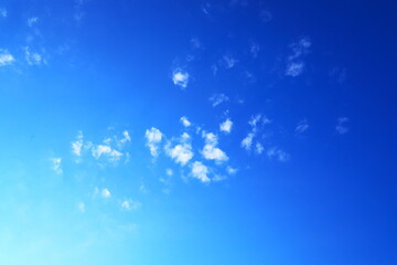 澄んだ青空に散らばる小さなかわいい雲