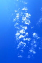 澄んだ青空に散らばる小さなかわいい雲
