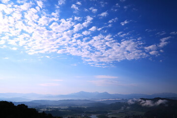 越後三山を望むさわやかな朝の風景
