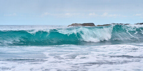 Powerful ocean wave breaking