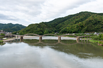 Obraz premium 歴史的な木造のアーチ橋の錦帯橋